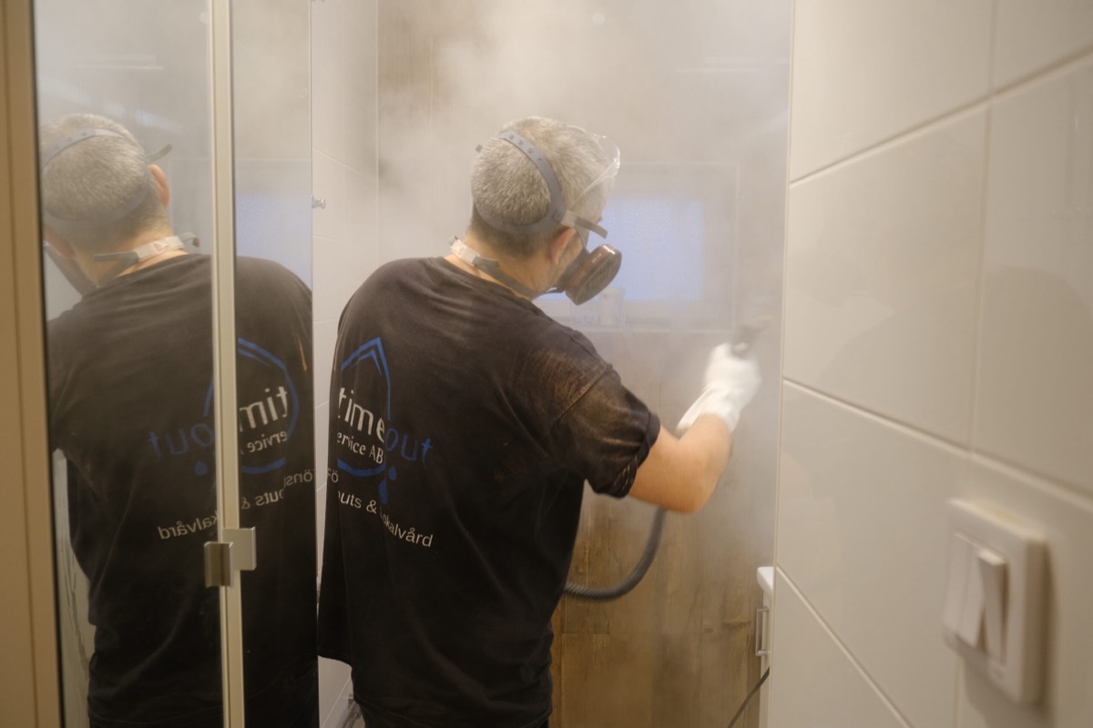 Timeout Service rengör badrum med industriell ångmaskin — Stockholm