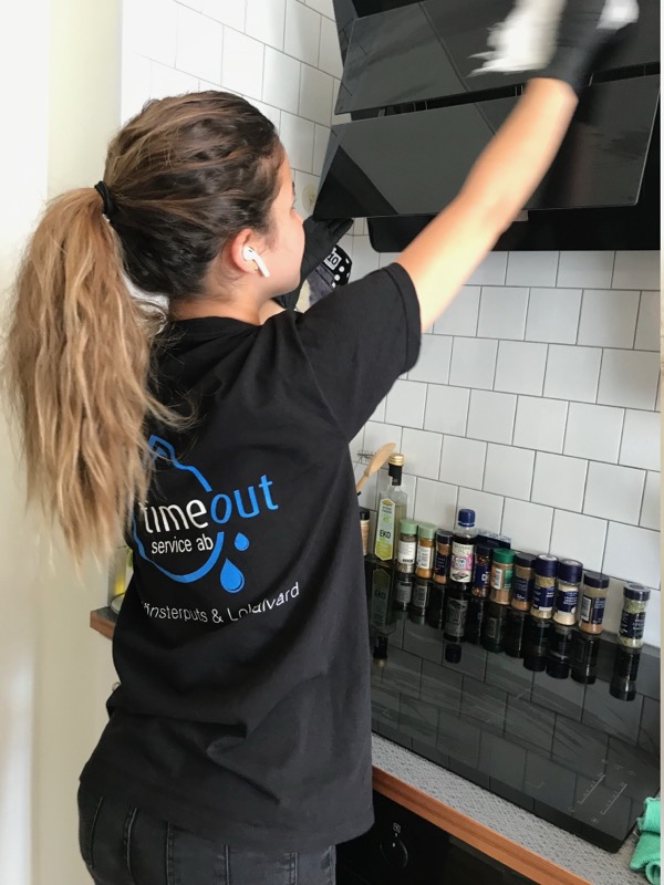 Timeout Service städar kök hos kund